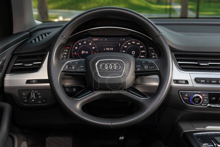 Foto de Novosibirsk, Rusia - 11 de octubre de 2023: Audi Q7, car Interior - volante, palanca de cambios y tablero de instrumentos, control de temperatura, velocímetro, pantalla. - Imagen libre de derechos