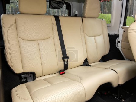 Téléchargez les photos : Novossibirsk, Russie - 25 octobre 2023 : Jeep Wrangler, Intérieur de la voiture propre : sièges arrière beige, appuie-tête et ceinture - en image libre de droit
