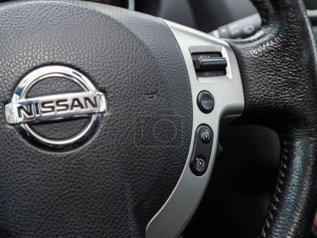 Foto de Novosibirsk, Rusia - 25 de octubre de 2023: Nissan Qashqai, controlador de coche en el volante, música, sistema de control Función y teléfono de voz en el coche. interior del coche moderno - Imagen libre de derechos
