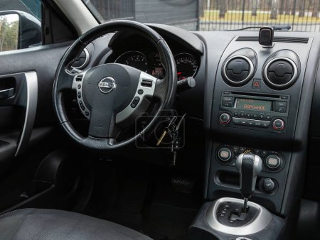 Téléchargez les photos : Novossibirsk, Russie - octobre 25, 2023 : Nissan Qashqai, Intérieur de la nouvelle voiture SUV moderne avec transmission automatique, sanglier - en image libre de droit