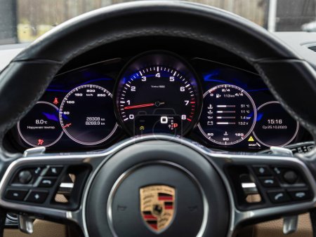 Téléchargez les photos : Novossibirsk, Russie - Octobre 25, 2023 : Porsche Cayenne, Panneau de voiture, compteur de vitesse lumineux numérique, compteur kilométrique et d'autres outils - en image libre de droit