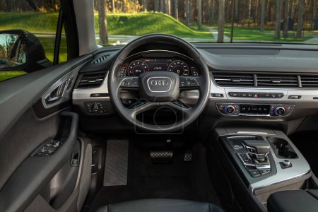 Téléchargez les photos : Novossibirsk, Russie - 11 octobre 2023 : Audi Q7, véhicule Intérieur - volant, levier de vitesses et tableau de bord, climatisation, indicateur de vitesse, affichage. - en image libre de droit