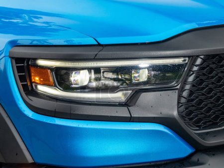 Téléchargez les photos : Novossibirsk, Russie - septembre 11, 2023 : Dodge Ram Trx, Détail de la lumière près de la voiture neuve. Phare de voiture bleu. - en image libre de droit