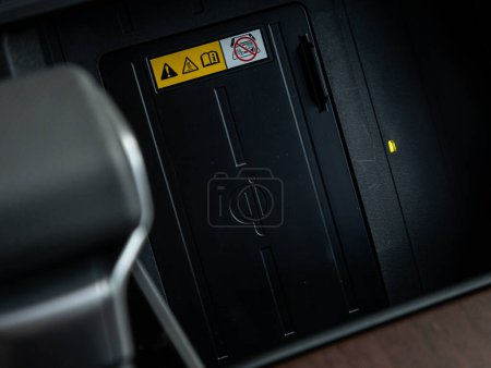 Foto de Novosibirsk, Rusia - 11 de septiembre de 2023: Toyota Sequoia, Teléfono móvil, smartphone,, cargar la batería con el cargador USB en el interior del coche. interior del coche negro moderno. - Imagen libre de derechos