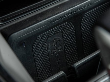 Foto de Novosibirsk, Rusia - 11 de septiembre de 2023: Dodge Ram Trx, Teléfono móvil, smartphone,, cargar la batería con el cargador USB en el interior del coche. interior del coche negro moderno. - Imagen libre de derechos