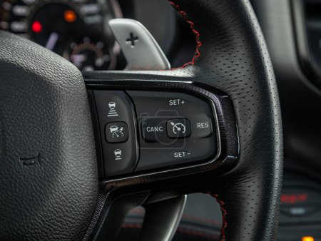 Foto de Novosibirsk, Rusia - 11 de septiembre de 2023: Dodge Ram Trx, controlador de coche en el volante, música, sistema de control Función y teléfono de voz en el coche. interior del coche moderno - Imagen libre de derechos