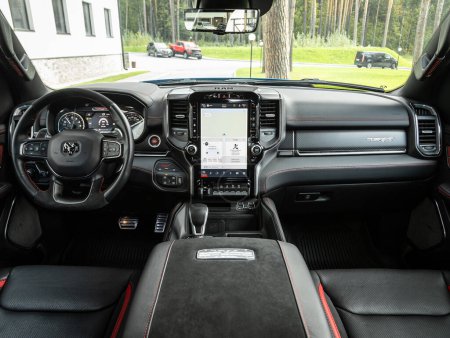 Foto de Novosibirsk, Rusia - 11 de septiembre de 2023: Dodge Ram Trx, car Interior - volante, palanca de cambios y tablero de instrumentos, control de temperatura, velocímetro, pantalla - Imagen libre de derechos