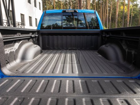 Foto de Novosibirsk, Rusia - 11 de septiembre de 2023: Dodge Ram Trx, Limpio, abrir el maletero vacío en la camioneta azul - Imagen libre de derechos