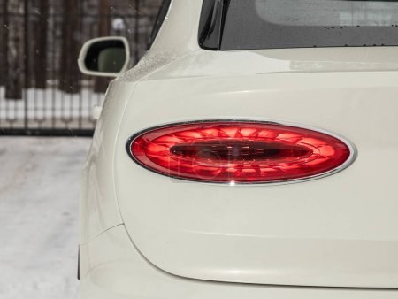 Téléchargez les photos : Novossibirsk, Russie - novembre 03, 2023 : Bentley Bentayga, Détail rapproché sur l'un des feux arrière rouges LED voiture multisegment blanc moderne. Détail extérieur automobile - en image libre de droit