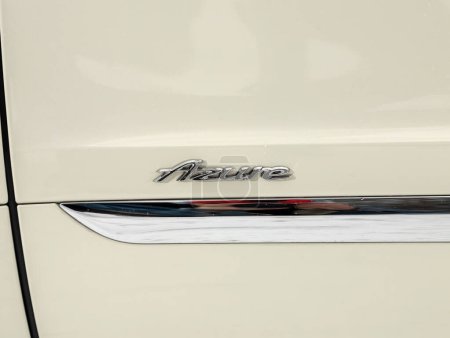 Foto de Novosibirsk, Rusia - 03 de noviembre de 2023: Bentley Bentayga, primer plano del logo Azure on white car. - Imagen libre de derechos