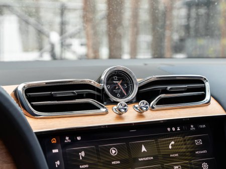 Foto de Novosibirsk, Rusia - 03 de noviembre de 2023: Bentley Bentayga, Primer plano del sistema de ventilación del coche y el reloj en estilo retro - detalles y controles de un coche moderno. - Imagen libre de derechos