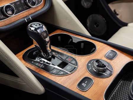 Foto de Novosibirsk, Rusia - 03 de noviembre de 2023: Bentley Bentayga, Primer plano de la manija de transmisión manual de la caja de cambios. Mango del acelerador y botones en un coche nuevo. - Imagen libre de derechos