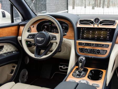 Téléchargez les photos : Novossibirsk, Russie - novembre 03, 2023 : Bentley Bentayga, Intérieur de la nouvelle voiture SUV moderne avec transmission automatique, tableau de bord - en image libre de droit