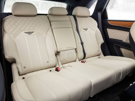 Téléchargez les photos : Novossibirsk, Russie - novembre 03, 2023 : Bentley Bentayga, design d'intérieur en cuir blanc, sièges passager et conducteur avec ceinture de sécurité. - en image libre de droit