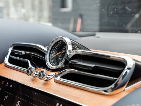 Foto de Novosibirsk, Rusia - 03 de noviembre de 2023: Bentley Bentayga, Primer plano del sistema de ventilación del coche y el reloj en estilo retro - detalles y controles de un coche moderno. - Imagen libre de derechos