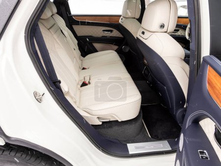 Foto de Novosibirsk, Rusia - 03 de noviembre de 2023: Bentley Bentayga, diseño interior de cuero blanco, asientos para pasajeros y conductores con cinturón de seguridad. - Imagen libre de derechos
