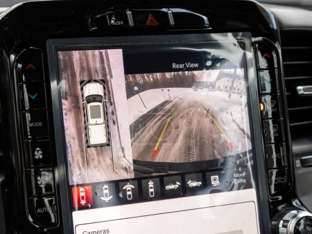 Foto de Novosibirsk, Rusia - 10 de noviembre de 2023: Dodge Ram Trx negro, cámara trasera con monitor, botones - detalles y controles de automóviles modernos. - Imagen libre de derechos