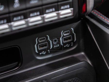 Foto de Novosibirsk, Rusia - 10 de noviembre de 2023: Dodge Ram Trx negro, dos puertos USB en el panel del automóvil - Imagen libre de derechos