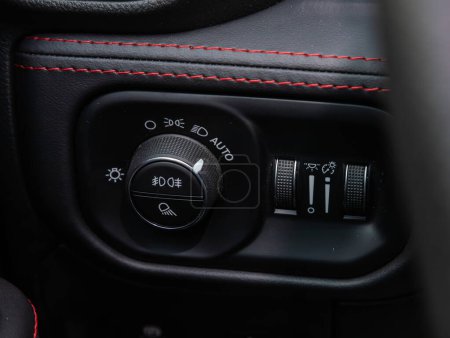 Foto de Novosibirsk, Rusia - 10 de noviembre de 2023: Dodge Ram Trx negro, primer plano de botones negros de faros en el panel del automóvil, sin marca - Imagen libre de derechos