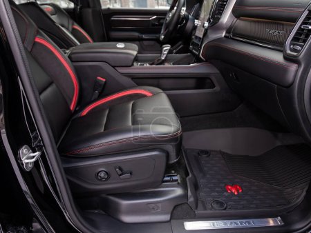 Foto de Novosibirsk, Rusia - 10 de noviembre de 2023: negro Dodge Ram Trx, diseño interior de cuero, asientos para pasajeros y conductores de automóviles con cinturón de seguridad. - Imagen libre de derechos