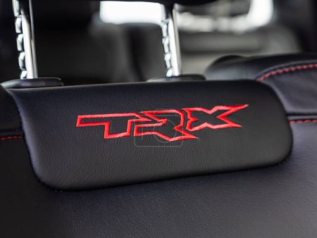Foto de Novosibirsk, Rusia - 10 de noviembre de 2023: Dodge Ram Trx negro, primer plano del logotipo TRX exclusivo en los asientos de cuero - Imagen libre de derechos
