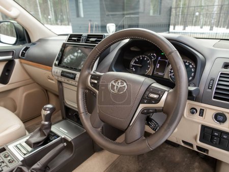Foto de Novosibirsk, Rusia - 10 de noviembre de 2023: Toyota Land Cruiser Prado blanco, Interior del nuevo SUV moderno con transmisión automática, dashboar - Imagen libre de derechos