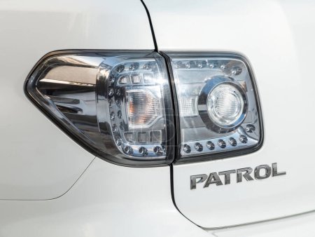 Téléchargez les photos : Novossibirsk, Russie - 10 novembre 2023 : Nissan Patrol blanc, Détail rapproché sur l'un des feux arrière LED voiture multisegment moderne. Détail extérieur automobile. - en image libre de droit