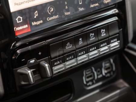 Foto de Novosibirsk, Rusia - 10 de noviembre de 2023: Dodge Ram Trx, audio aux y otros botones. detalles interiores del coche. - Imagen libre de derechos