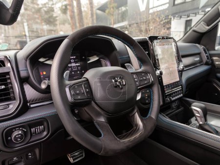 Foto de Novosibirsk, Rusia - 10 de noviembre de 2023: Dodge Ram Trx, detalles de la cabina, velocímetro y tacómetro. Interior de cuero negro. - Imagen libre de derechos