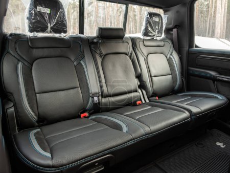 Foto de Novosibirsk, Rusia - 10 de noviembre de 2023: Dodge Ram Trx, Primer plano de los asientos traseros de cuero negro con cinturón de seguridad. interio coche moderno - Imagen libre de derechos