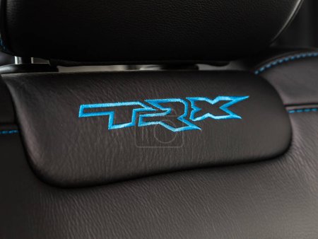 Foto de Novosibirsk, Rusia - 10 de noviembre de 2023: Dodge Ram Trx, primer plano de los asientos de cuero negro y azul con logo TRX. - Imagen libre de derechos