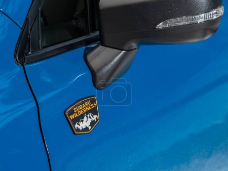 Téléchargez les photos : Novossibirsk, Russie - 10 novembre 2023 : Subaru Forester, gros plan du logo Subaru sur la voiture bleue. - en image libre de droit