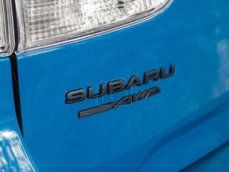 Foto de Novosibirsk, Rusia - 10 de noviembre de 2023: Subaru Forester, primer plano del logotipo Subaru en el coche azul. - Imagen libre de derechos