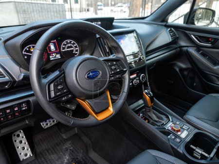 Foto de Novosibirsk, Rusia - 10 de noviembre de 2023: Subaru Forester, volante, palanca de cambios y tablero de instrumentos, control de temperatura, velocímetro, pantalla. Salón de una nueva ca con estilo - Imagen libre de derechos