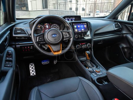 Foto de Novosibirsk, Rusia - 10 de noviembre de 2023: Subaru Forester, volante, palanca de cambios y tablero de instrumentos, control de temperatura, velocímetro, pantalla. Salón de una nueva ca con estilo - Imagen libre de derechos