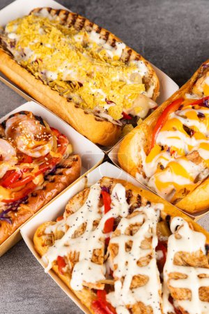 Foto de Barbacoa hot dog a la parrilla con salchicha y mostaza amarilla con vista a la parte superior de ketchup. Comida rápida tradicional americana. - Imagen libre de derechos