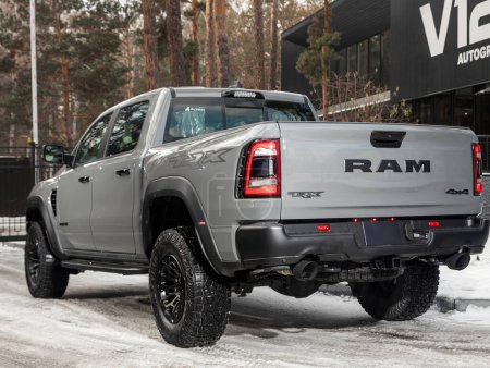 Téléchargez les photos : Novossibirsk, Russie - novembre 10, 2023 : Dodge Ram Trx gris, pick-up stationné dans la ville, back view - en image libre de droit