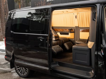Téléchargez les photos : Novossibirsk, Russie - 10 novembre 2023 : Volkswagen Multivan noir, multivan ouvert avec un intérieur luxueux pour une famille avec des sièges en cuir confortables coûteux, éclairage et autres commodités - en image libre de droit