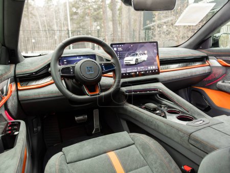 Foto de Novosibirsk, Rusia - 10 de noviembre de 2023: Zeekr 001, Interior del nuevo coche moderno con transmisión automática, dashboar - Imagen libre de derechos
