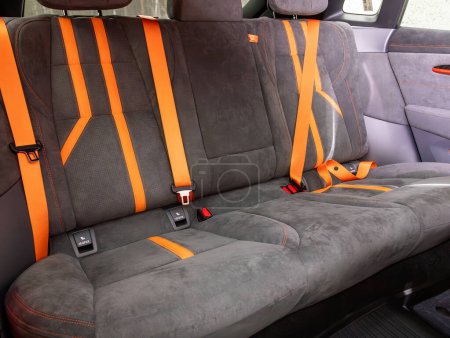 Foto de Novosibirsk, Rusia - 10 de noviembre de 2023: Zeekr 001, Clean car interior: asientos traseros negros y anaranjados, reposacabezas y cinturones - Imagen libre de derechos