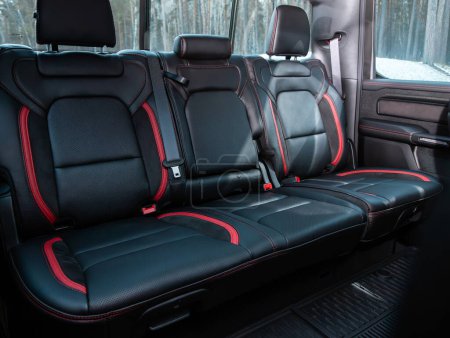 Foto de Novosibirsk, Rusia - 10 de noviembre de 2023: Dodge Ram Trx, Clean car interior: asientos traseros negros y rojos, reposacabezas y cinturones - Imagen libre de derechos