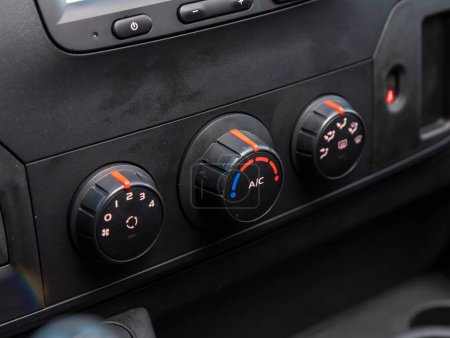 Téléchargez les photos : Novossibirsk, Russie - 11 septembre 2023 : Renault Master, Boutons pour allumer le climatiseur de voiture sur le panneau de contrôle de la climatisation - en image libre de droit