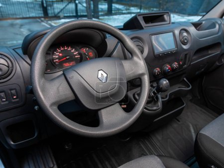 Foto de Novosibirsk, Rusia - 11 de septiembre de 2023: Renault Master, Interior del nuevo coche moderno con transmisión automática, dashboar - Imagen libre de derechos