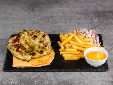 Téléchargez les photos : Kebab de poulet aux légumes, frites et sauce à la lavande - en image libre de droit