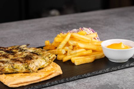 Téléchargez les photos : Kebab de poulet aux légumes, frites et sauce à la lavande - en image libre de droit