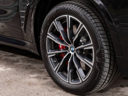 Foto de Novosibirsk, Rusia - 16 de noviembre de 2023: BMW X5 negro, rueda de coche de primer plano con rueda de aleación de aluminio y neumáticos nuevos - Imagen libre de derechos