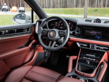 Foto de Novosibirsk, Rusia - 16 de noviembre de 2023: Porsche Cayenne blanco, Interior del nuevo SUV moderno con transmisión automática, dashboar - Imagen libre de derechos