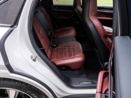 Téléchargez les photos : Novossibirsk, Russie - 16 novembre 2023 : Porsche Cayenne blanche, Intérieur de voiture propre : sièges arrière noirs et rouges, appuie-tête et ceinture - en image libre de droit