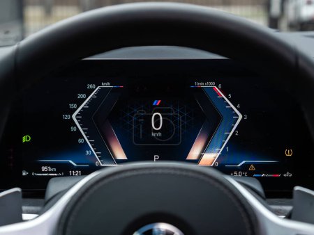 Foto de Novosibirsk, Rusia - 16 de noviembre de 2023: BMW X5 negro, panel de automóvil, velocímetro digital brillante, cuentakilómetros y otras herramientas - Imagen libre de derechos