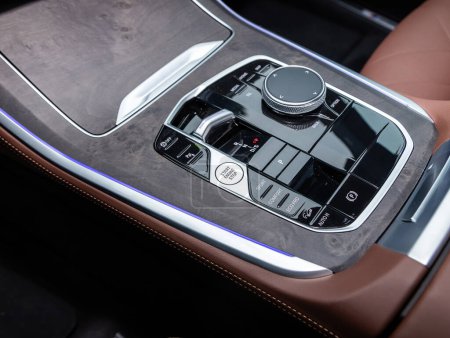 Téléchargez les photos : Novossibirsk, Russie - 16 novembre 2023 : BMW X5 noire, Vue rapprochée de la console centrale moderne avec boutons de navigation, musique et autres paramètres - en image libre de droit